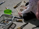 Kinderen spelen met verfkwasten