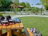 Speeltoestellen voor kinderen bovenop een picknicktafel