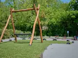 Buitenaanzicht van een shommel zonder spelende kinderen