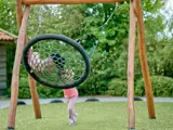 Twee spelende kinderen op een brede schommel