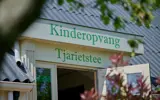 Close up foto van de ‘Kinderopvang Tjarietstee’ merk tekst
