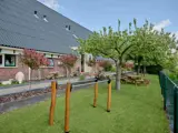 De achterkant van de Tjarietstee met wat groen
