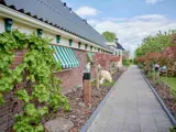 Een pad met bomen erlangs