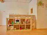 Wat speelgoed in een open kast