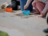 Kinderen spelen met verfkwasten