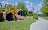 Een blik op een tunnel op de speelplaats