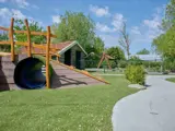 Een blik op een tunnel op de speelplaats