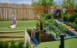 Kinderen spelen buiten op een speelplaats