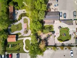 Een dronebeeld van de faciliteiten die Tjariestee gebruikt