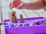 Een kind speelt met wat zand