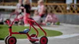 Een foto van een rode driewieler