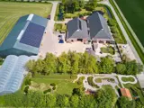 Dronebeeld van de faciliteiten met goed zicht op de speeltuin