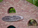 Oud etiket van het merk Tjarietstee bovenop een oude steen
