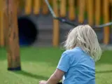 Een kind dat op de grond zit te spelen