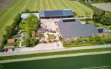 Een dronebeeld van de faciliteiten die Tjariestee gebruikt