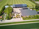 Een dronebeeld van de faciliteiten die Tjariestee gebruikt