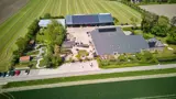Een dronebeeld van de faciliteiten die Tjariestee gebruikt