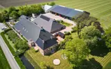 Een dronebeeld van de faciliteiten van Tjarietstee