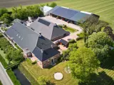 Een dronebeeld van de faciliteiten van Tjarietstee