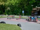 Een foto van de parkeerplaats van het kinderverkeer