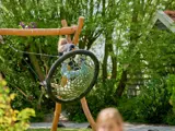 Kinderen op een schommel