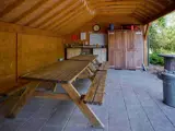 Een picknicktafel onder een afdak