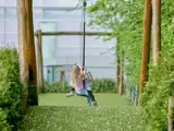 Twee kinderen spelen op een schommel