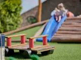 Spelende kinderen en voorin wordt kinderspeelgoed tentoongesteld.